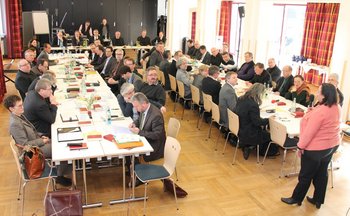 Haupt- und nebenamtliche Seelsorgerinnen und Seelsorger Die Dekaninnen und Dekane des Bistums Speyer und der Pfälzischen Landeskirche tagen zusammen mit den Kirchenleitungen beider Kirchen